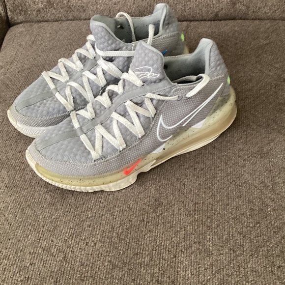 Nike Lebron basketball shoes - Picture 4 of 9